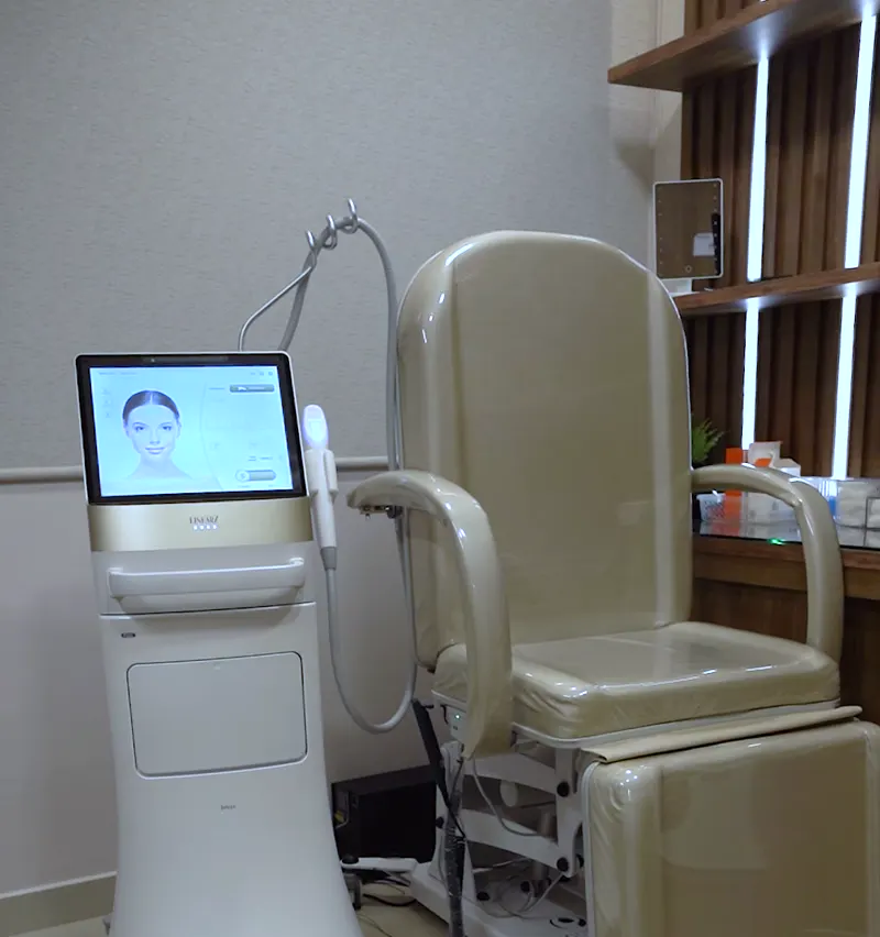 Aparelho Linear Z ao lado da cadeira de procedimentos da DermatoDF